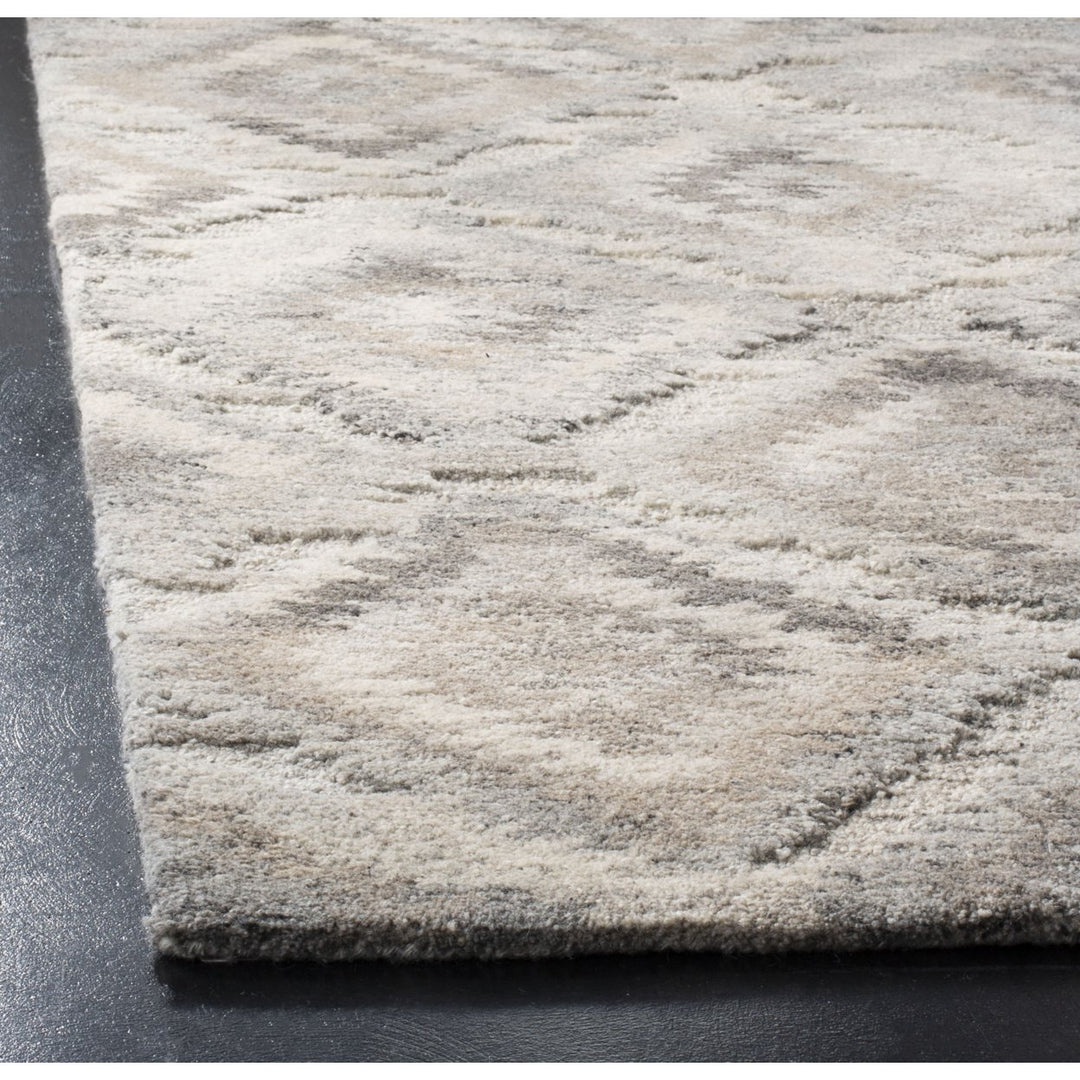 SAFAVIEH Wyndham WYD802B Handmade Grey / Taupe Rug Image 4