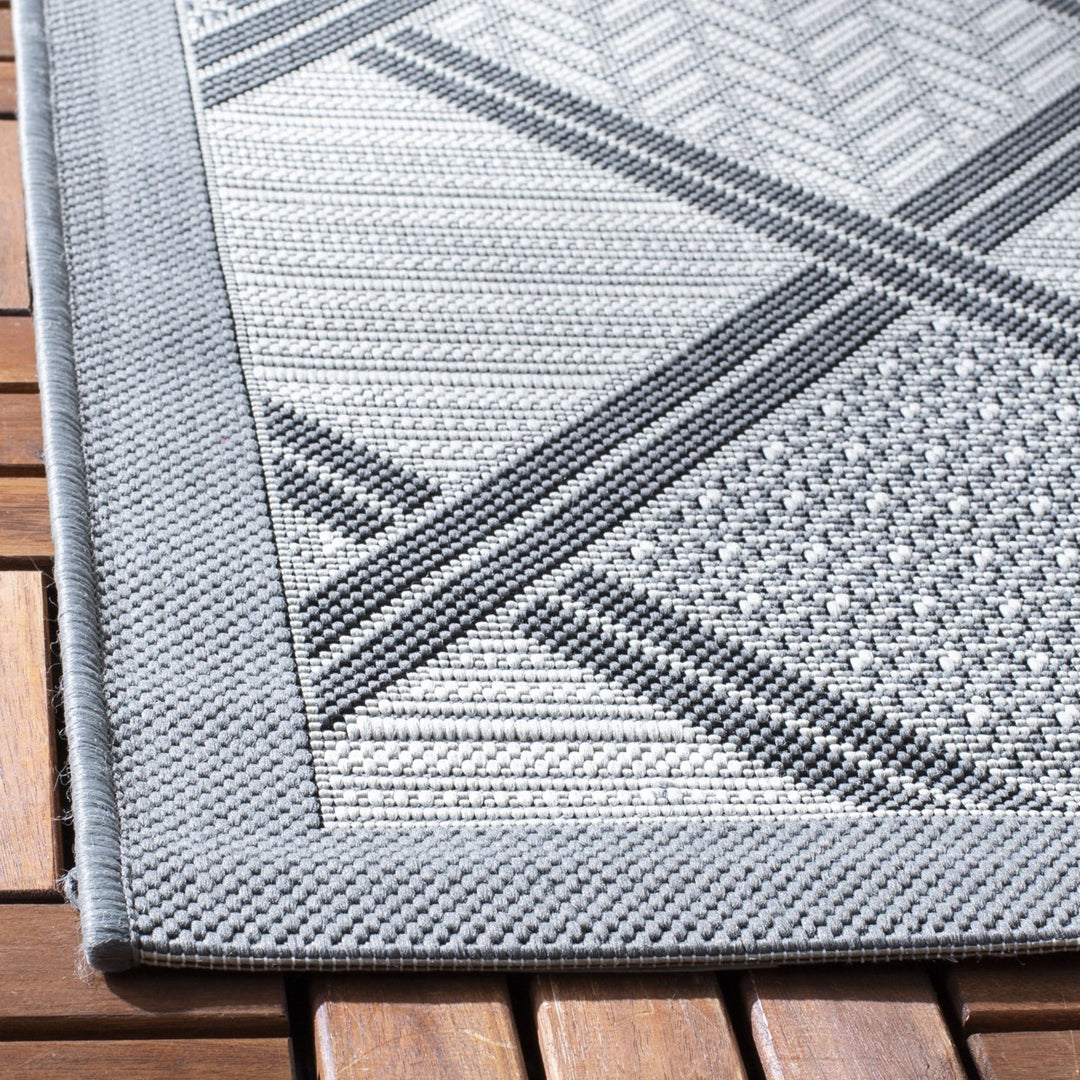 SAFAVIEH Outdoor CY7570-78A5 Courtyard Anthracite / Lt Grey Rug Image 3