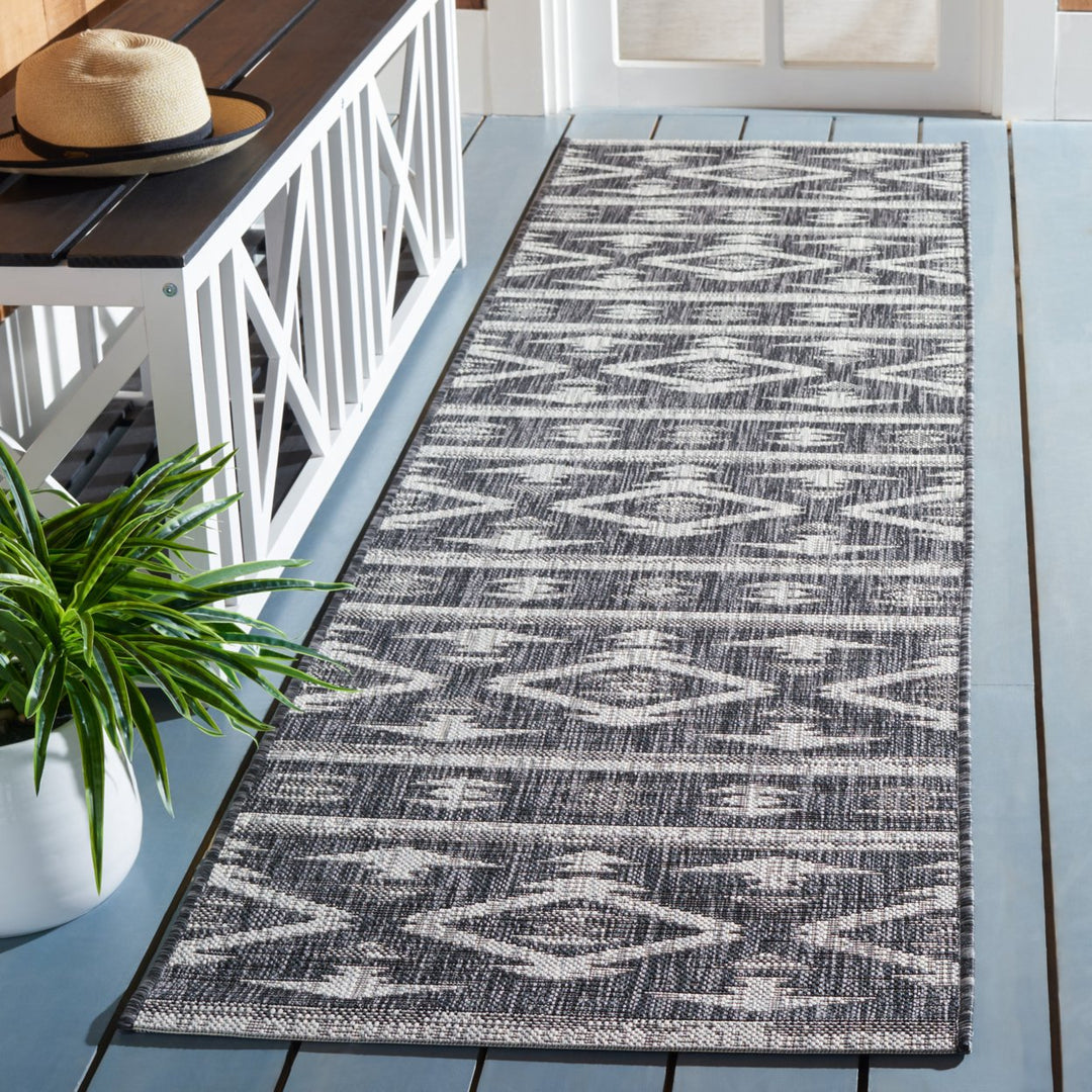 SAFAVIEH Outdoor CY8863-37621 Courtyard Black / Grey Rug Image 3