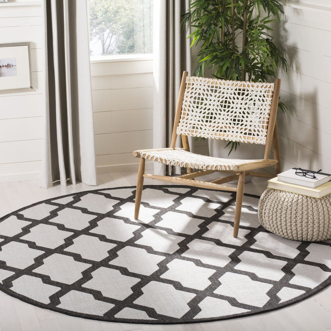 SAFAVIEH Outdoor LND122A Linden Light Grey / Charcoal Rug Image 2