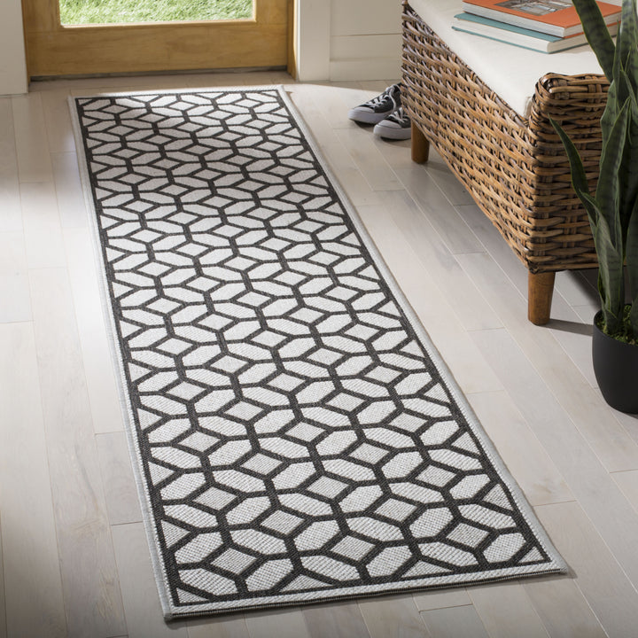 SAFAVIEH Outdoor LND127A Linden Light Grey / Charcoal Rug Image 3