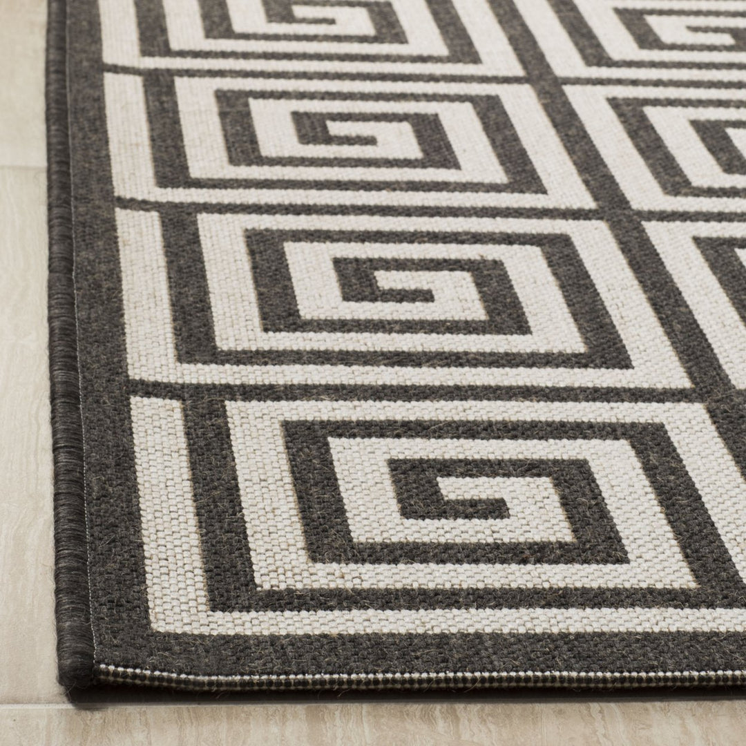 SAFAVIEH Outdoor LND129A Linden Light Grey / Charcoal Rug Image 8