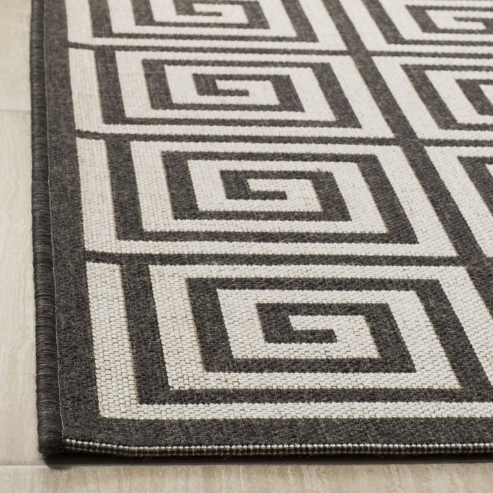 SAFAVIEH Outdoor LND129A Linden Light Grey / Charcoal Rug Image 8