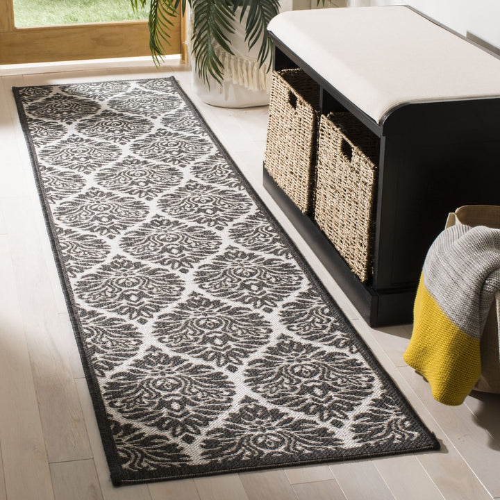 SAFAVIEH Outdoor LND135A Linden Light Grey / Charcoal Rug Image 3