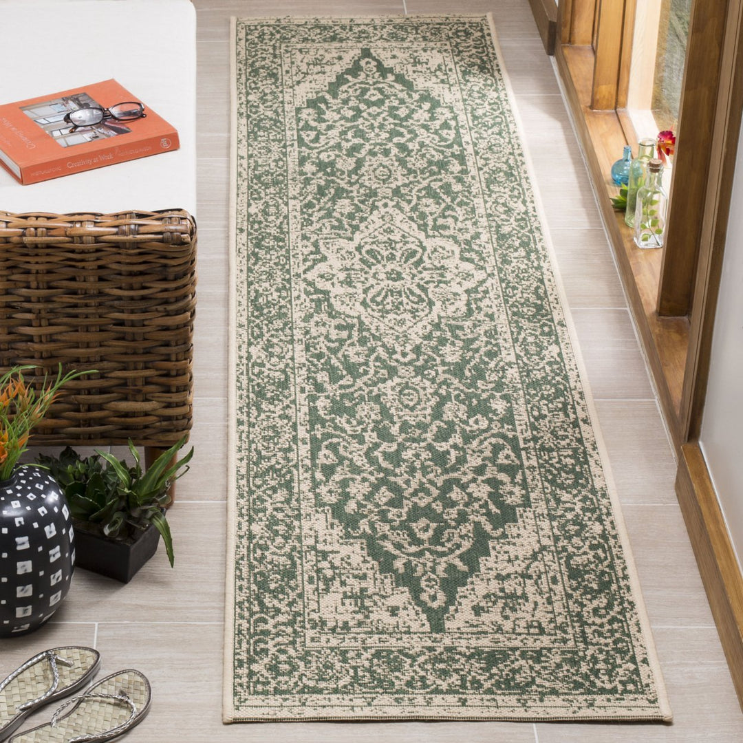 SAFAVIEH Outdoor LND137Y Linden Collection Green / Creme Rug Image 3