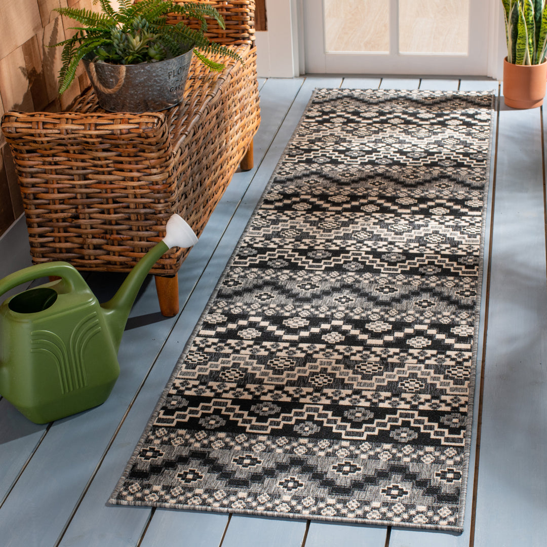 SAFAVIEH Outdoor VER095-0421 Veranda Black / Beige Rug Image 3