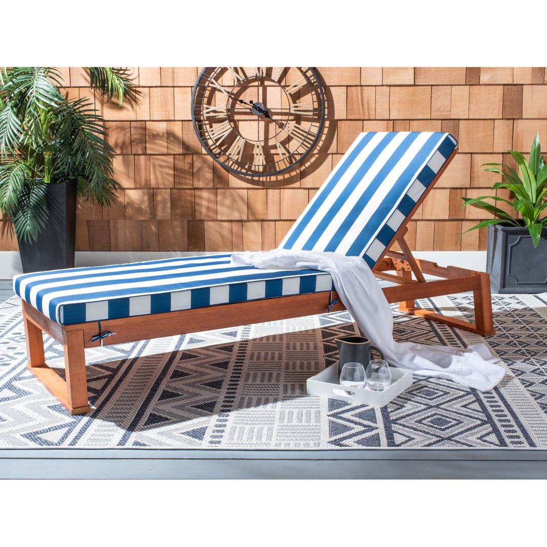 SAFAVIEH Outdoor Collection Solano Chaise Sunlounger Natural/Navy Image 1