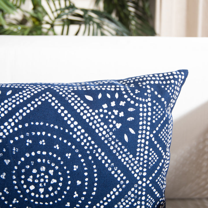 SAFAVIEH Valenti Pillow Blue / White Image 3