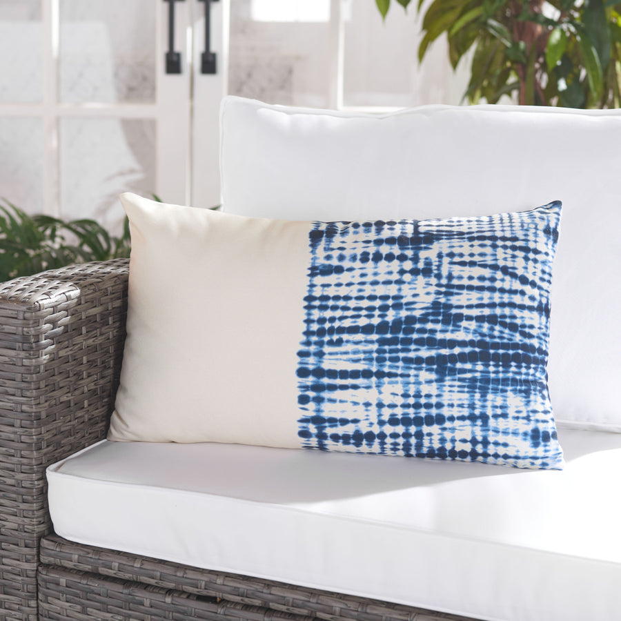 SAFAVIEH Arielle Indoor / Outdoor Pillow Blue / White Image 1
