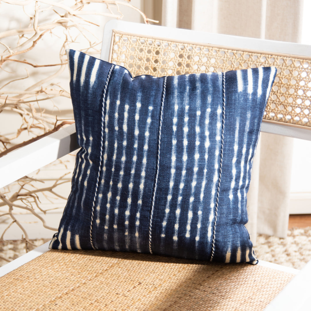 SAFAVIEH Laurena Pillow Navy / Creme Image 1