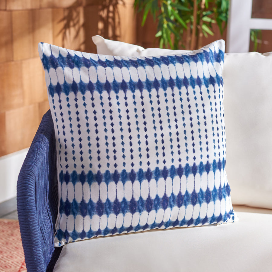 SAFAVIEH Indoor / Outdoor Kenza Pillow Navy / White Image 1