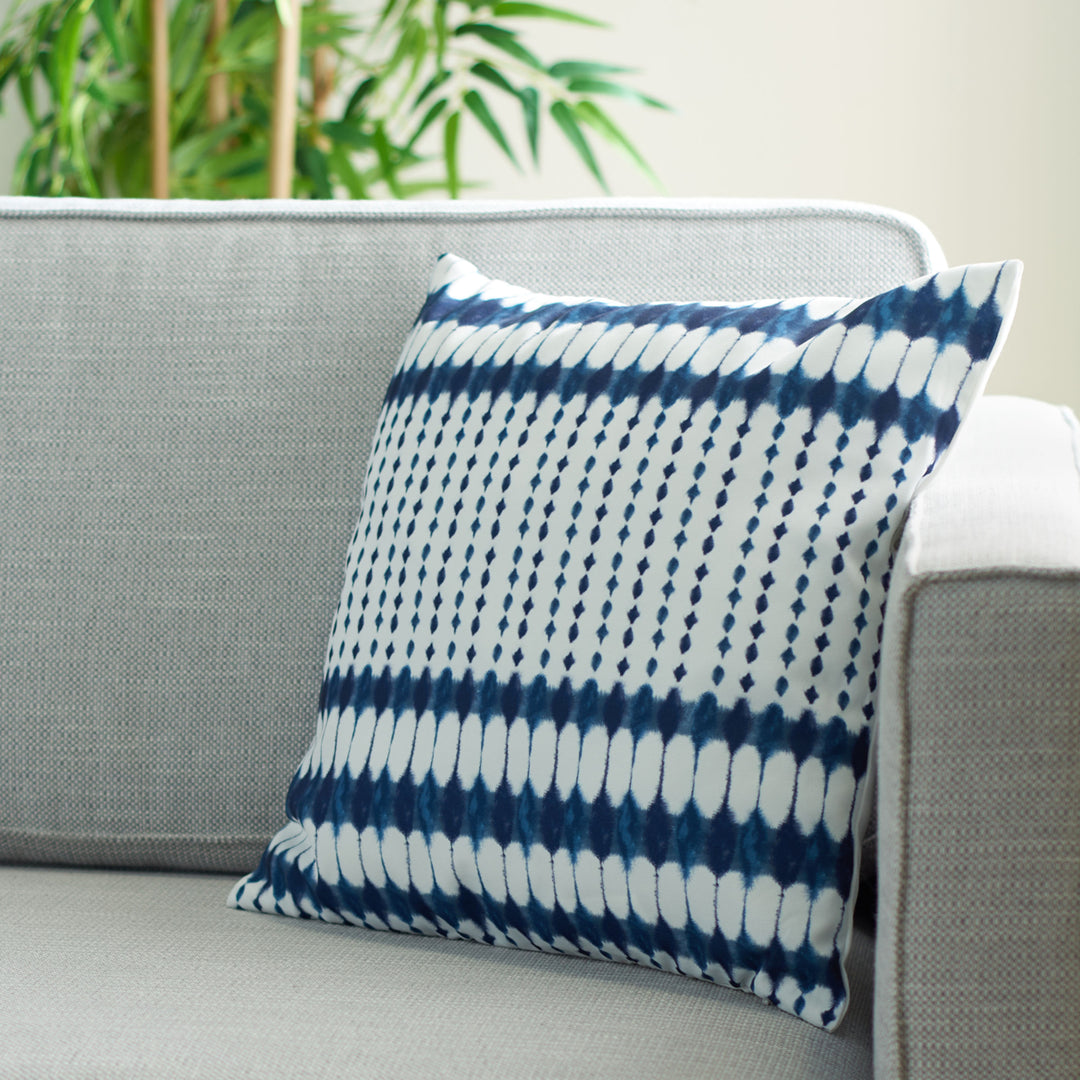 SAFAVIEH Indoor / Outdoor Kenza Pillow Navy / White Image 2