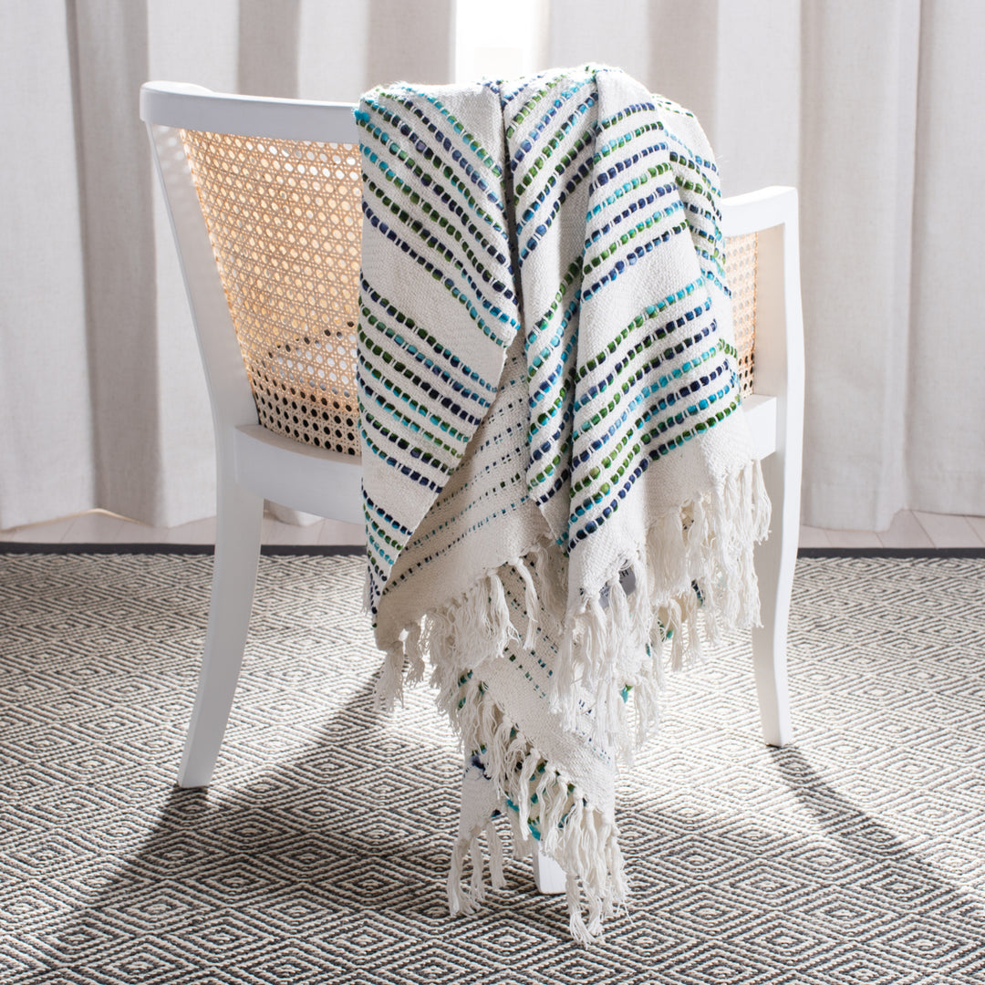 SAFAVIEH Landra Fringe Throw Blanket Blue / White Image 2