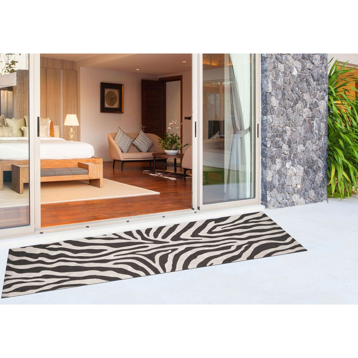 Liora Manne Zebra Area Rug Black Indoor Outdoor 100% Polyester Handmade 5x7 Image 8