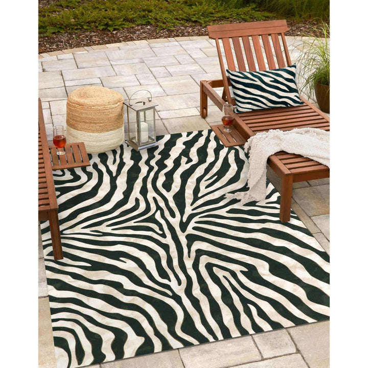 Liora Manne Zebra Area Rug Black Indoor Outdoor 100% Polyester Handmade 5x7 Image 1