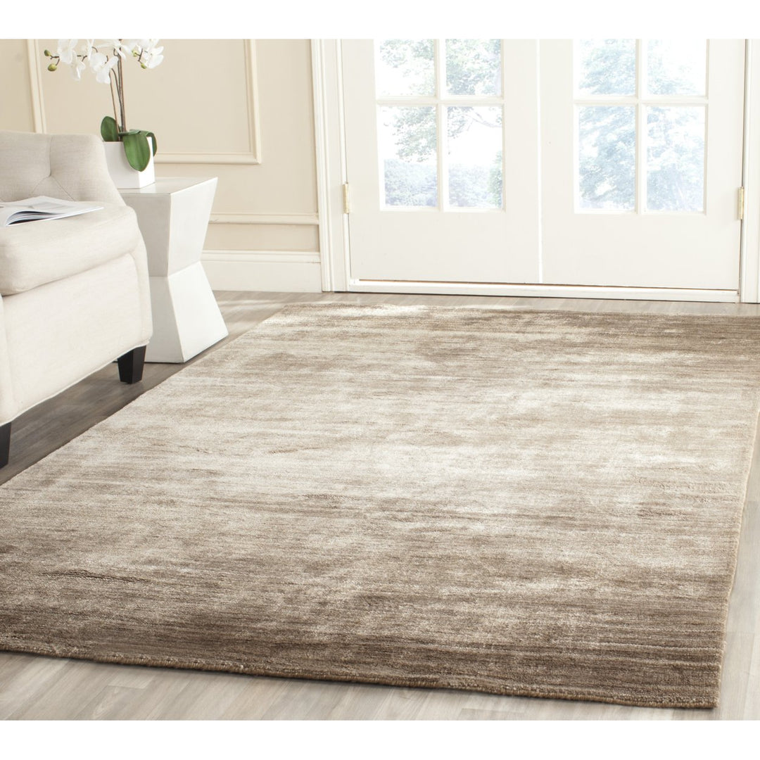 SAFAVIEH Mirage Collection MIR344W Handmade White Rug Image 6