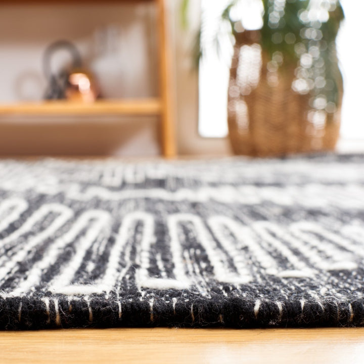 Safavieh KLM325Z Kilim Black / Ivory Image 4