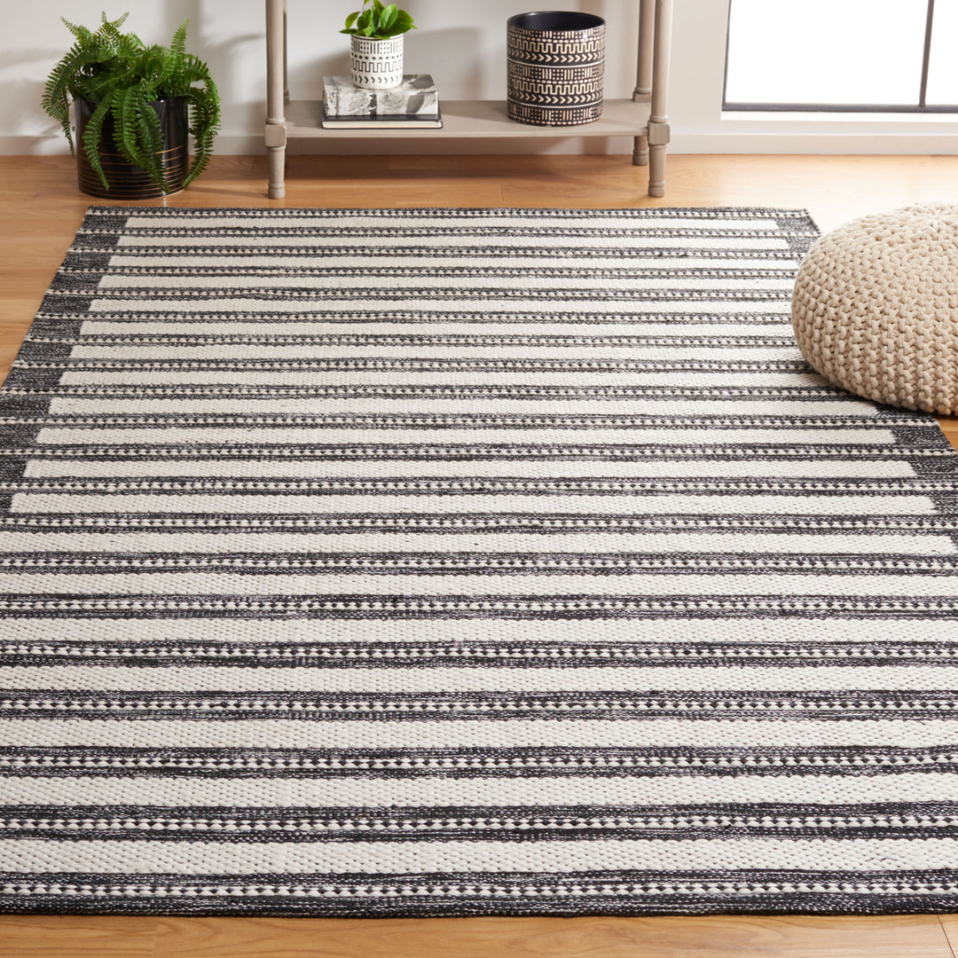 Safavieh KLM441Z Kilim Black / Ivory Image 1