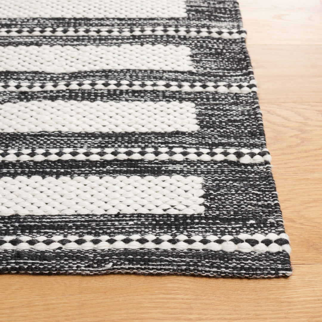 Safavieh KLM441Z Kilim Black / Ivory Image 3