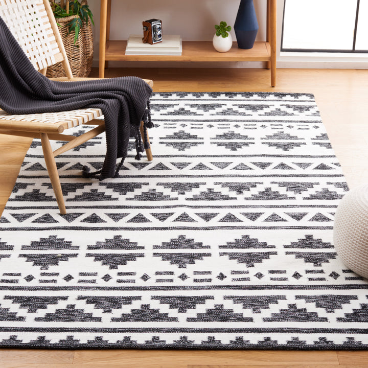 Safavieh KLM447Z Kilim Black / Ivory Image 2