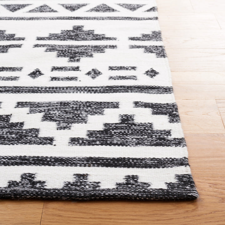 Safavieh KLM447Z Kilim Black / Ivory Image 5