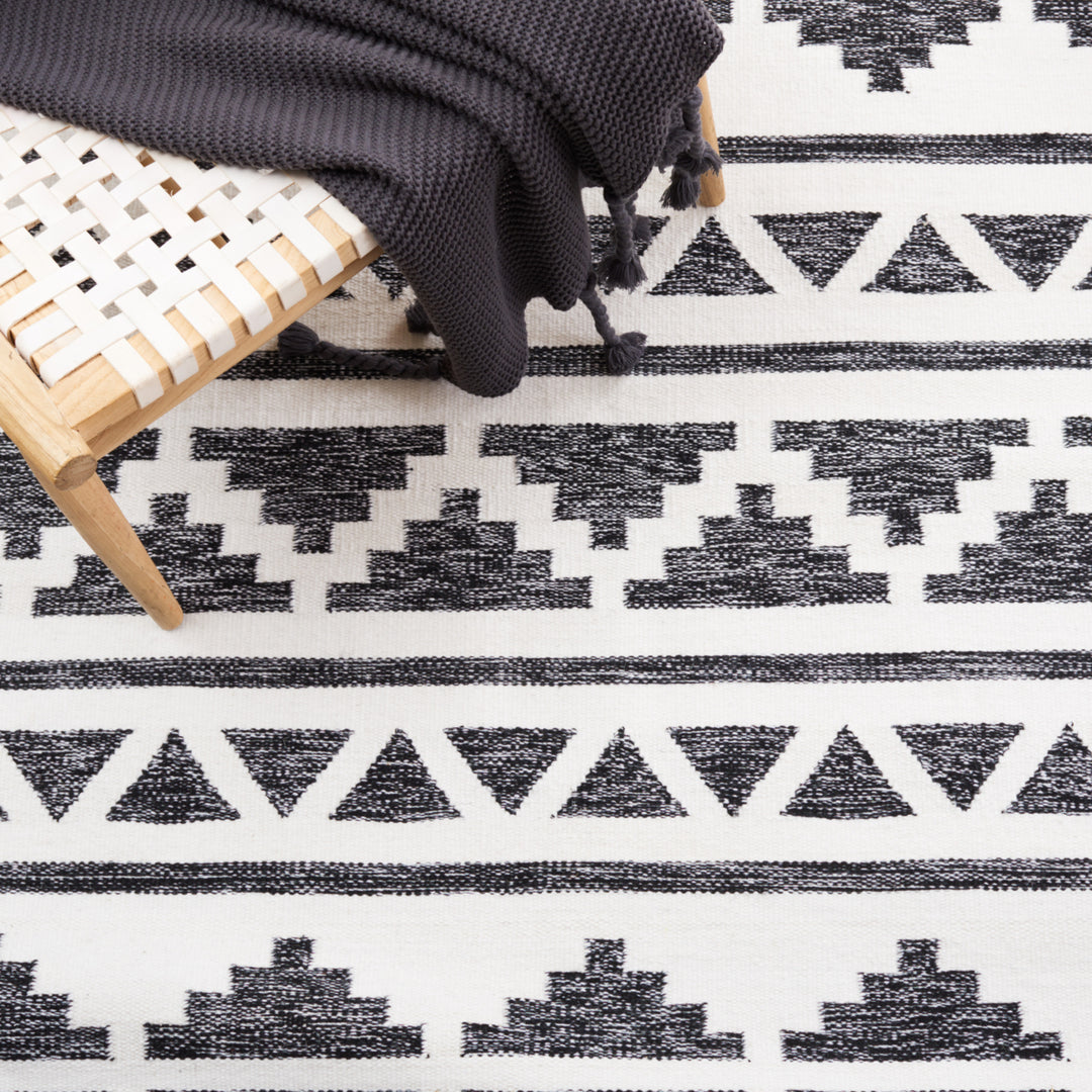 Safavieh KLM447Z Kilim Black / Ivory Image 8