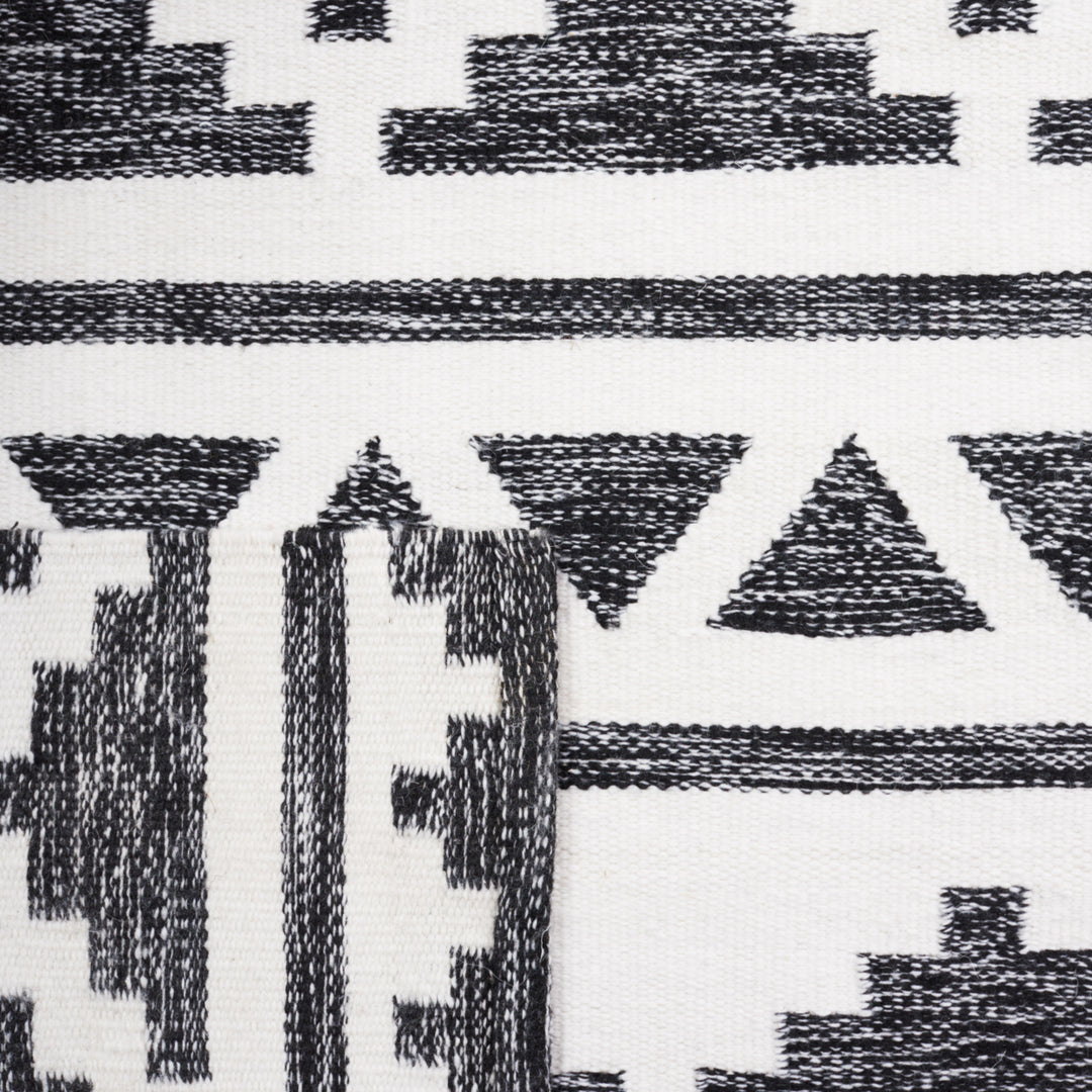 Safavieh KLM447Z Kilim Black / Ivory Image 9