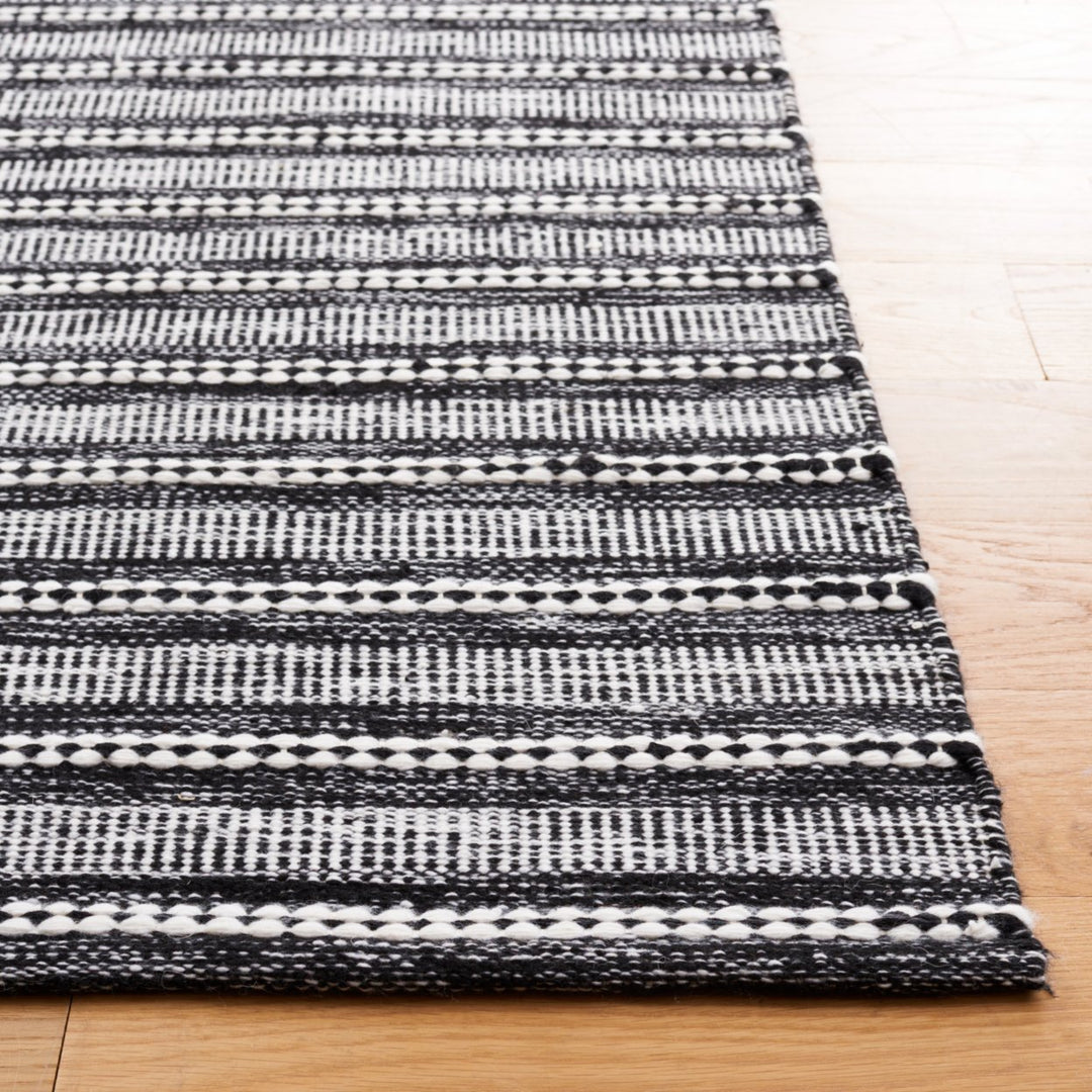 Safavieh KLM450Z Kilim Black / Ivory Image 5