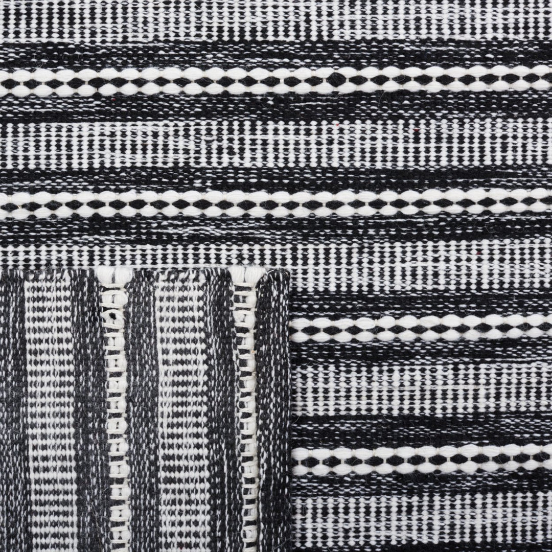 Safavieh KLM450Z Kilim Black / Ivory Image 9