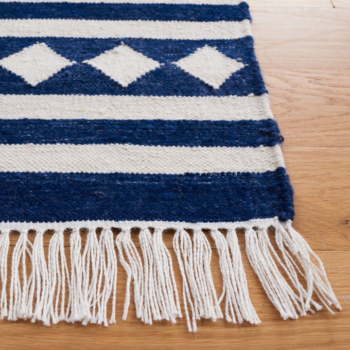 Safavieh KLM764N Kilim Navy / Ivory Image 3