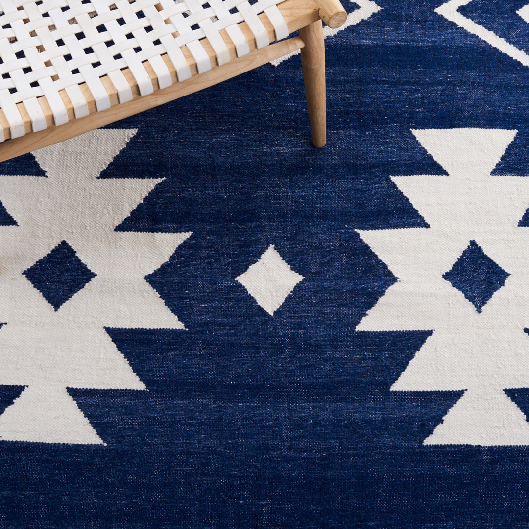 Safavieh KLM764N Kilim Navy / Ivory Image 6