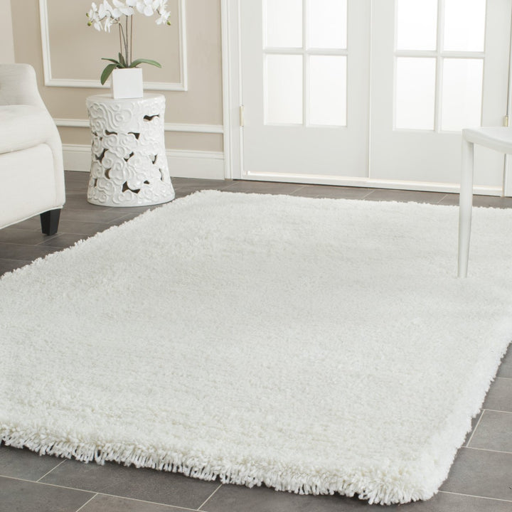 Safavieh SG140A Classic Shag White Image 1