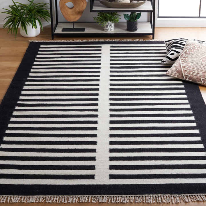 Safavieh STK806Z Striped Kilim Ivory / Black Image 2