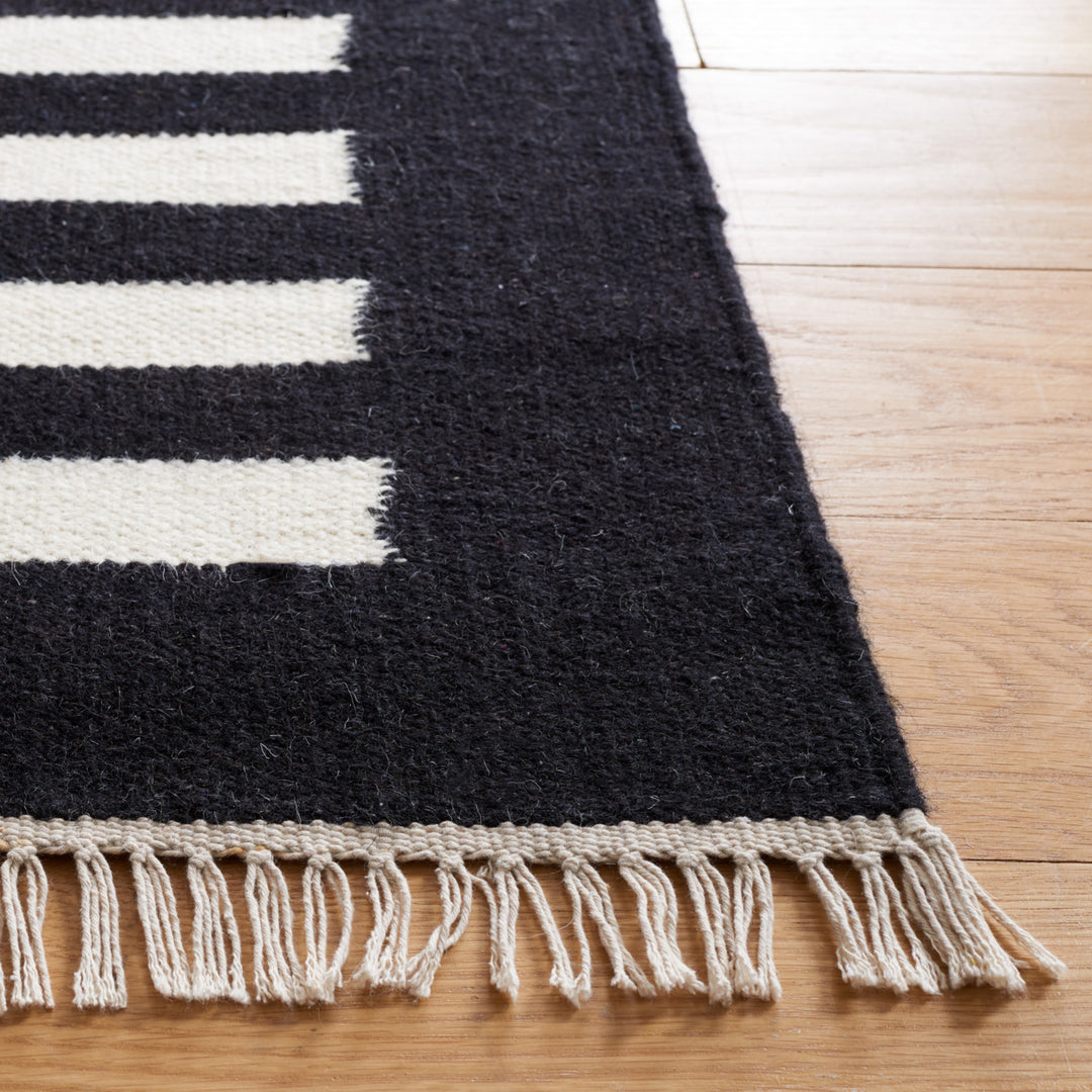 Safavieh STK806Z Striped Kilim Ivory / Black Image 5