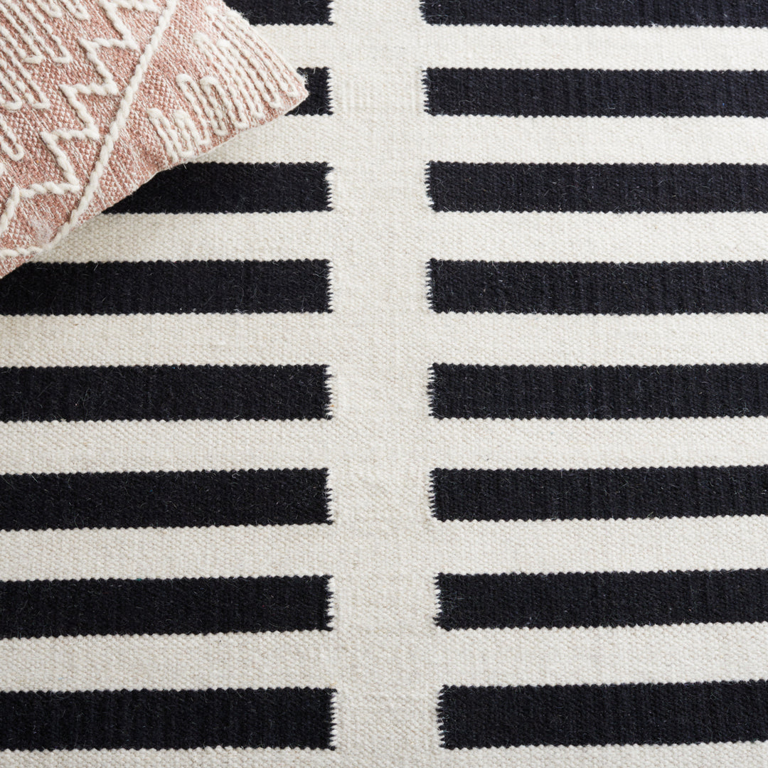 Safavieh STK806Z Striped Kilim Ivory / Black Image 8