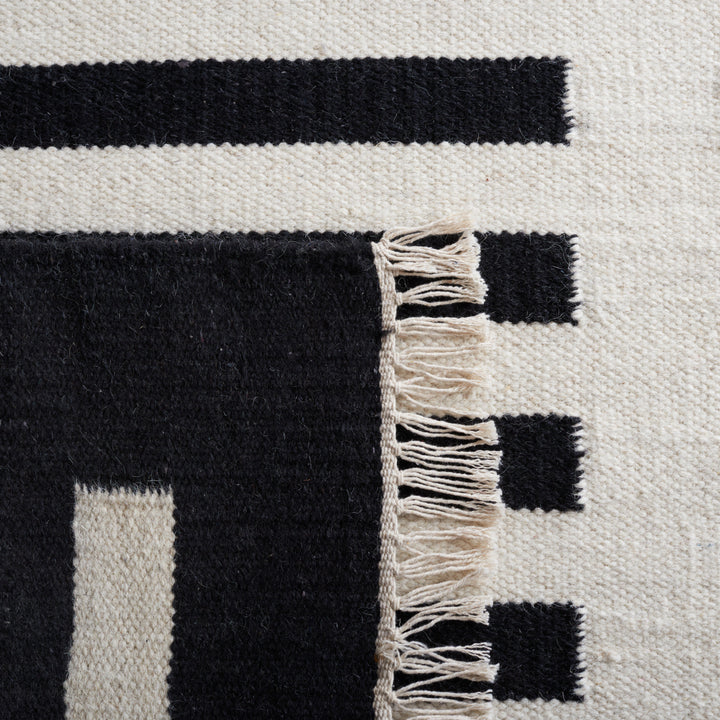 Safavieh STK806Z Striped Kilim Ivory / Black Image 9