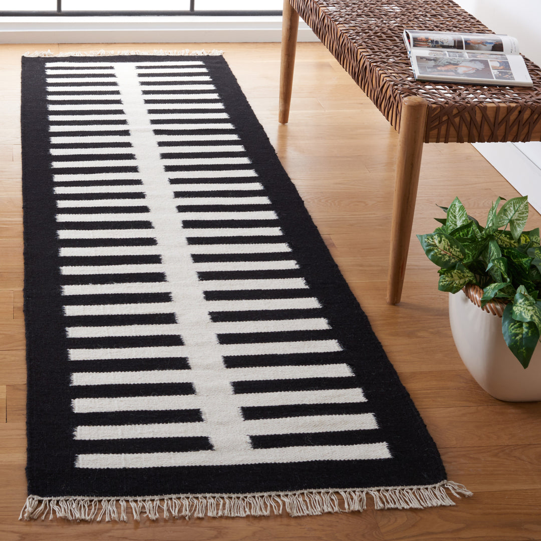 Safavieh STK806Z Striped Kilim Ivory / Black Image 10