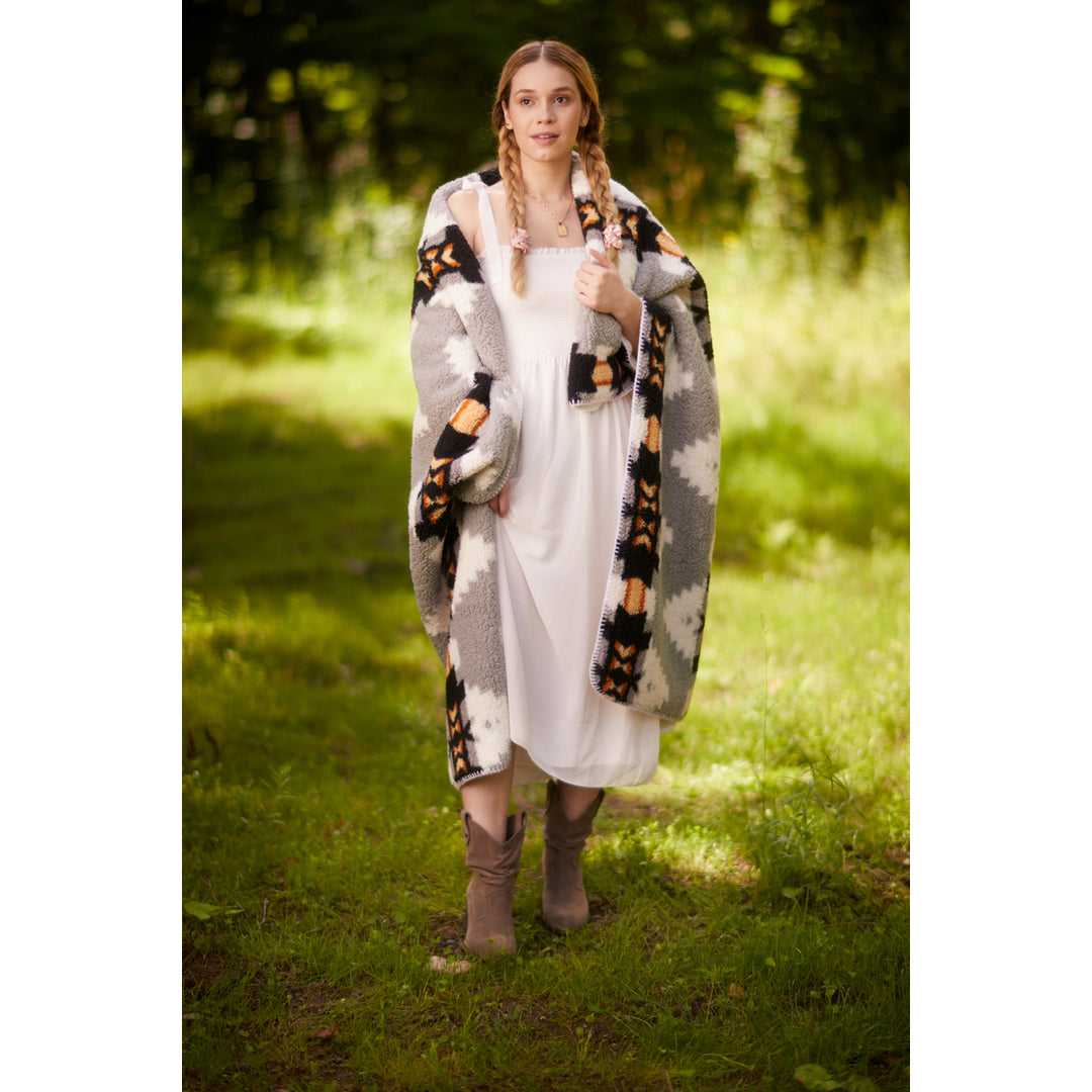 Luxe Faux faux Throw 50x60 Natural Sheepskin Classic Design Image 4