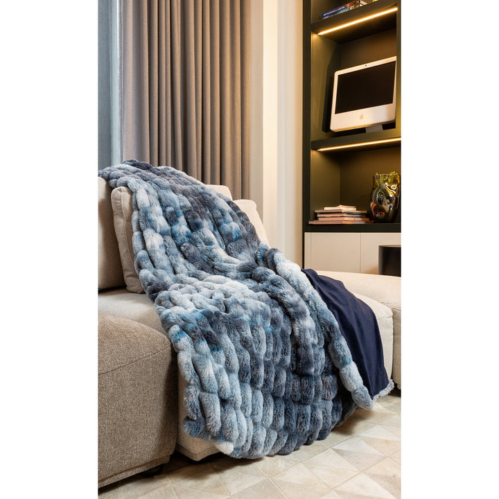 Luxe  Signature Faux faux Throw  1-Piece  50"x60"  2 Image 8