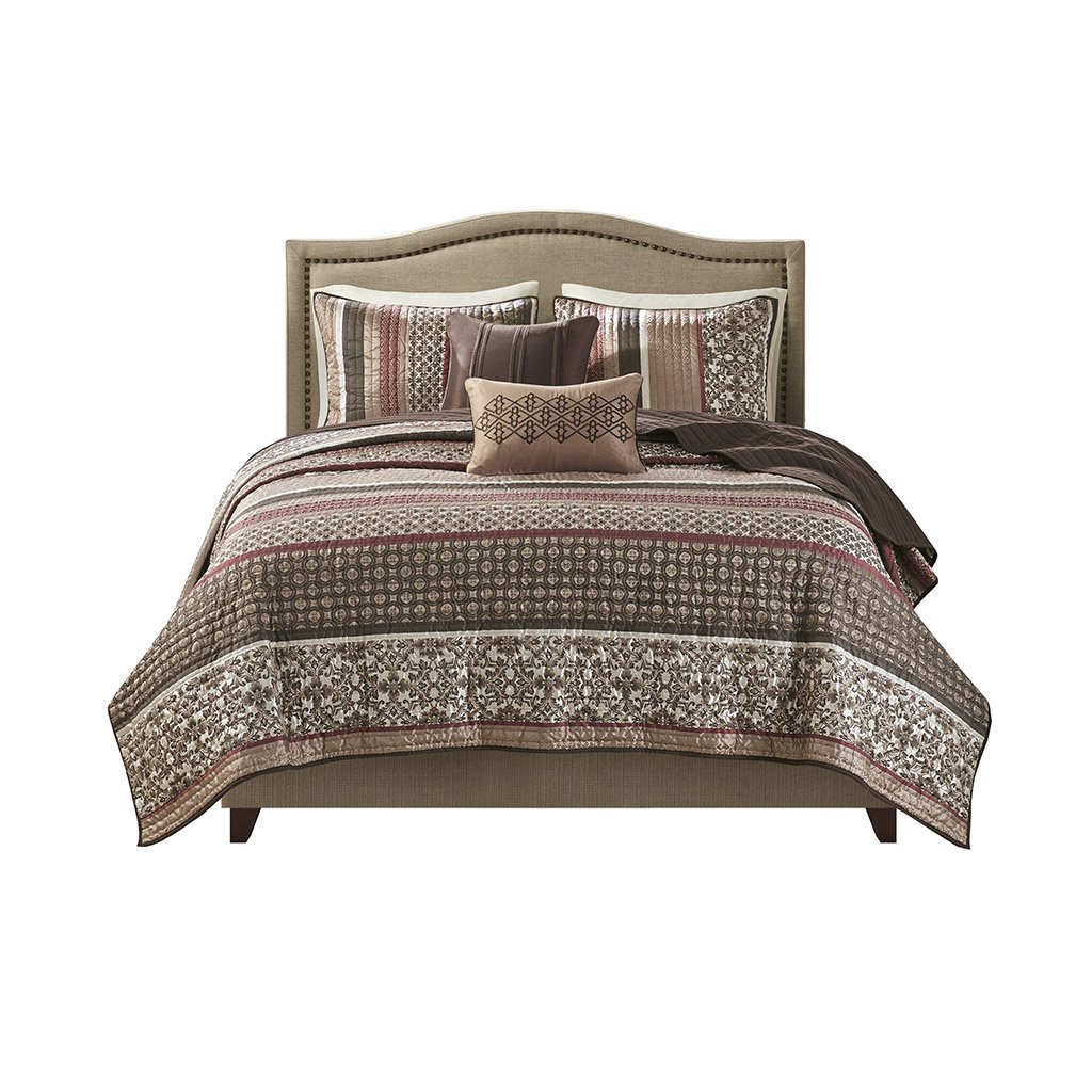 Gracie Mills Irmgard 5-Piece Reversible Jacquard Quilt Set with Throw Pillows - GRACE-3054 Image 1