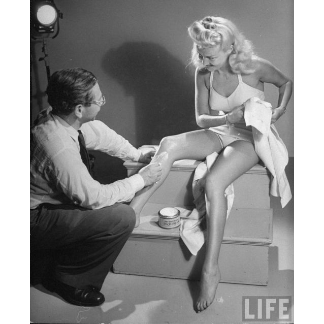 Betty Grable - Shaving Photo Print (8 x 10) - Item DAP12927 Image 1