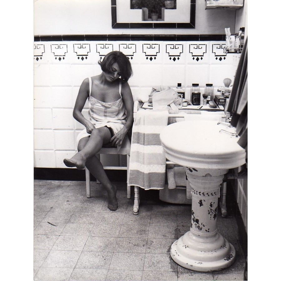 Claudia Cardinale - Bathroom Photo Print (8 x 10) - Item DAP15408 Image 1