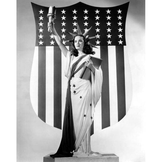 Ann Blyth - Statue of Liberty Photo Print (8 x 10) - Item DAP1582 Image 1