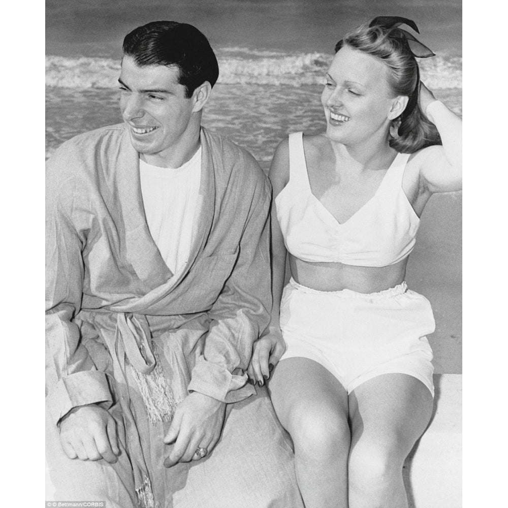 Dorothy Arnold and Joe DiMaggio - Beach Photo Print (8 x 10) - Item DAP17158 Image 1