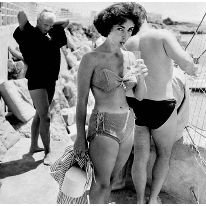 Elizabeth Taylor - With Drink on the Beach Photo Print (10 x 8) - Item DAP17798 Image 1