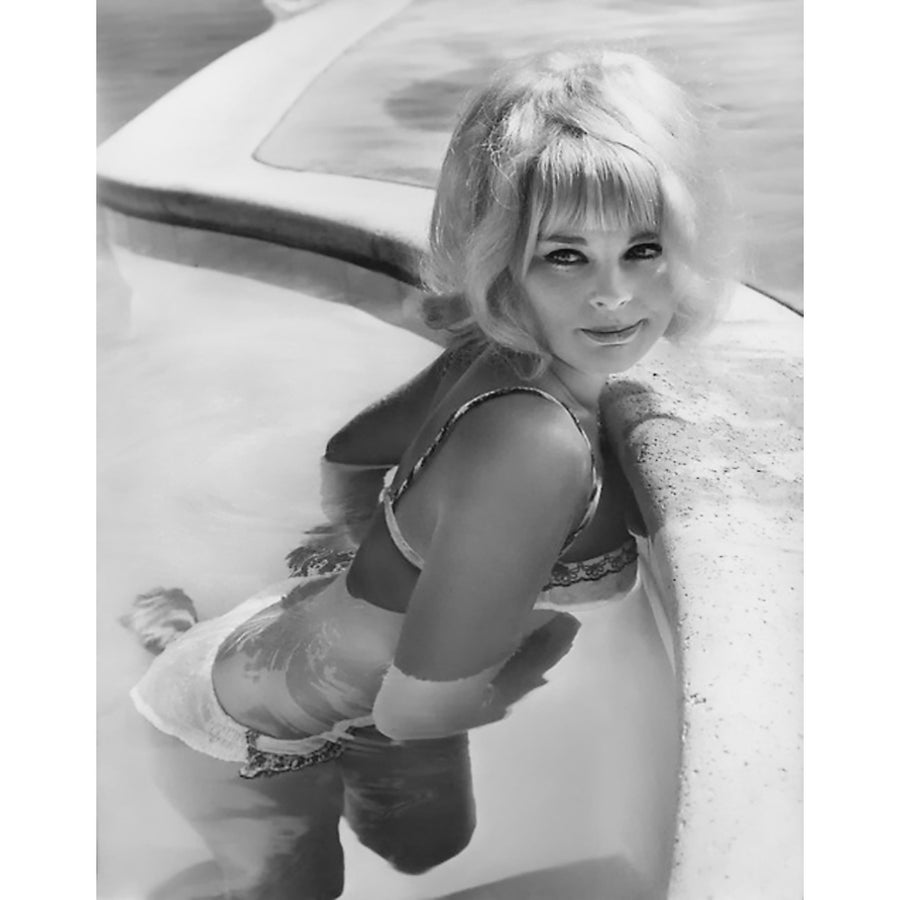 Elke Sommer - In the Pool by the Edge Photo Print (8 x 10) - Item DAP18064 Image 1