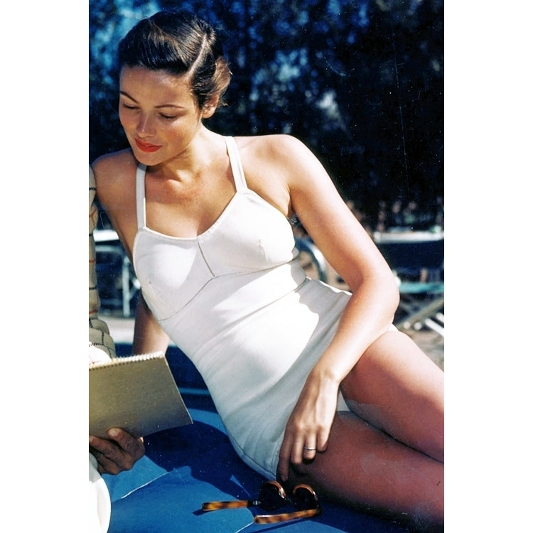 Gene Tierney - Reading Photo Print (8 x 10) - Item DAP18214 Image 1