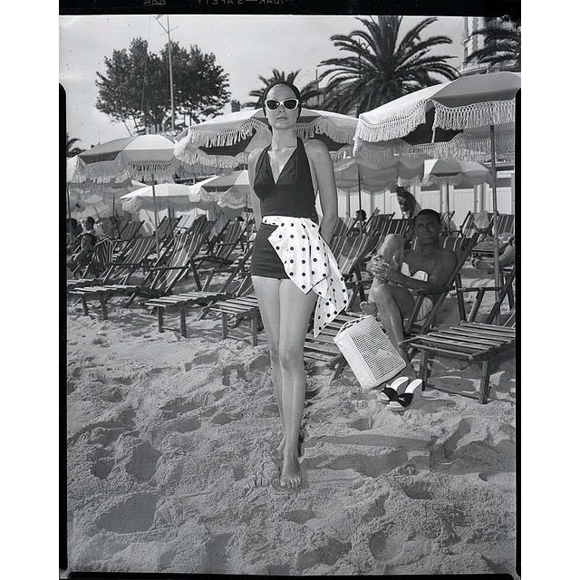 Grace Kelly - Standing on Beach in Sunglasses Photo Print (8 x 10) - Item DAP18329 Image 1