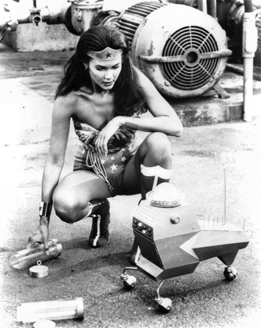 Lynda Carter - Wonder Woman Crouching Photo Print (8 x 10) - Item DAP18766 Image 1