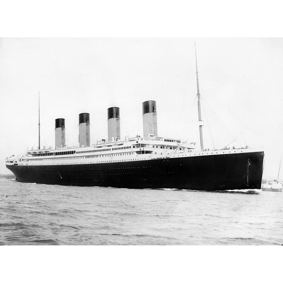 Digitally restored photo of RMS Titantic departing Southampton Poster Print (8 x 10) Image 1